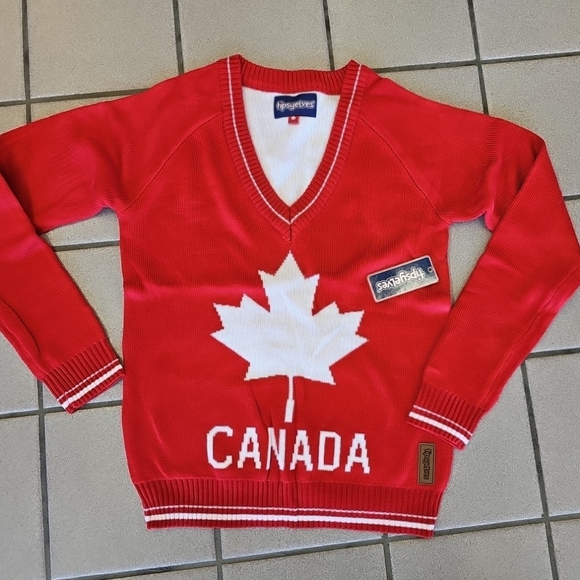 NWT Tipsy Elves Women's Size Small Canada Canadian Maple Leaf Vneck Sweater - Picture 1 of 11